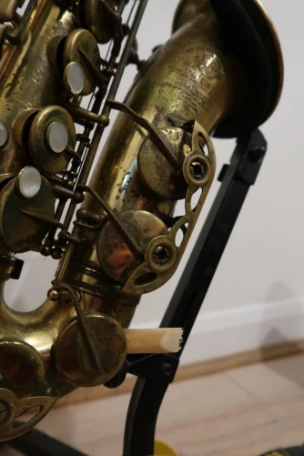 How to use a saxophone stand with key prop